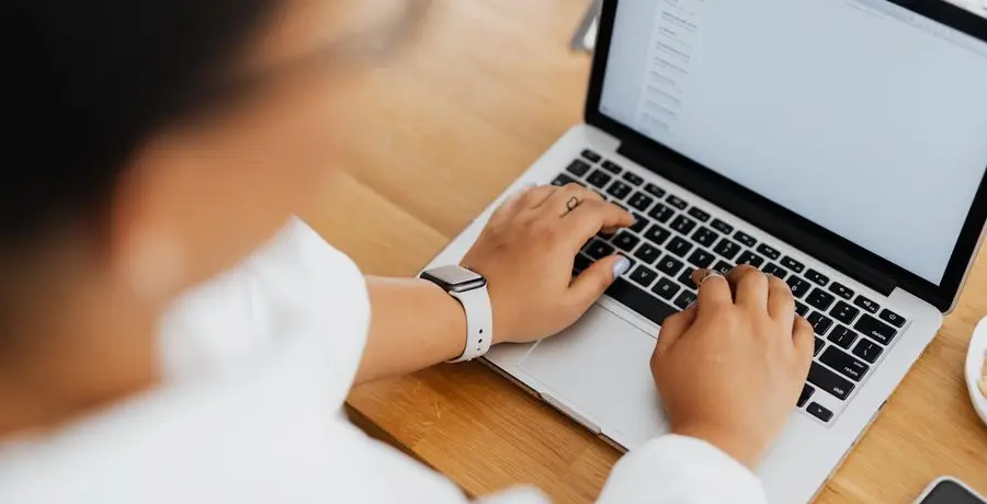 SMS vs email pro sběr recenzí: Který kanál přináší víc hodnocení?
