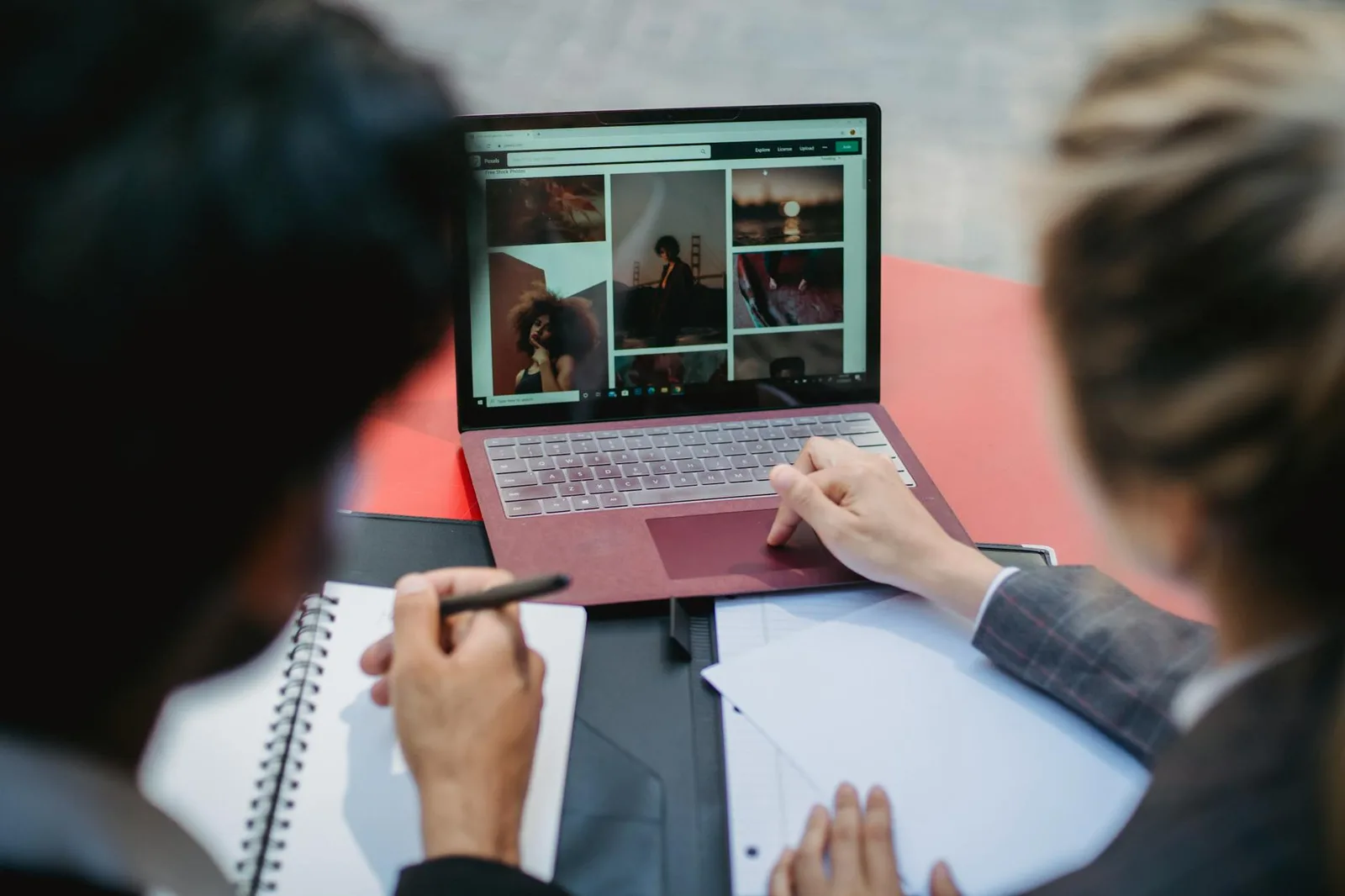 Kdy odpovídat na Google recenze: nejlepší čas a frekvence